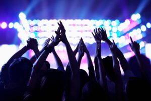 ragazzi in discoteca durante una crociera di gruppo