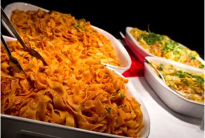 Buffet con cibo italiano in crociera