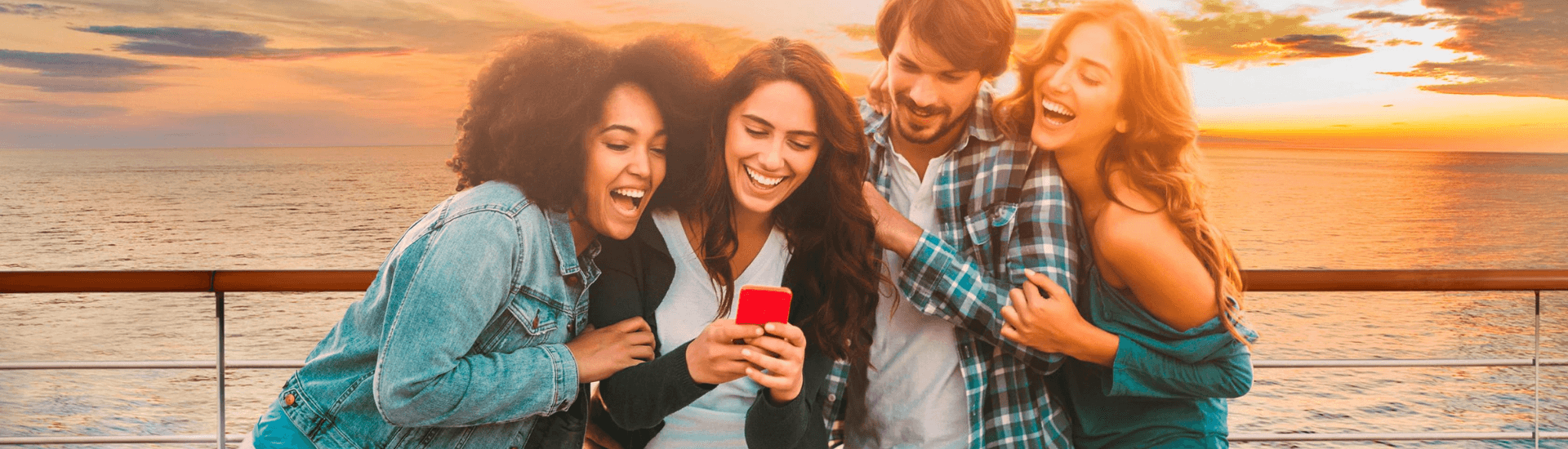 gruppo di amici che sfoglia tutte le offerte crociere