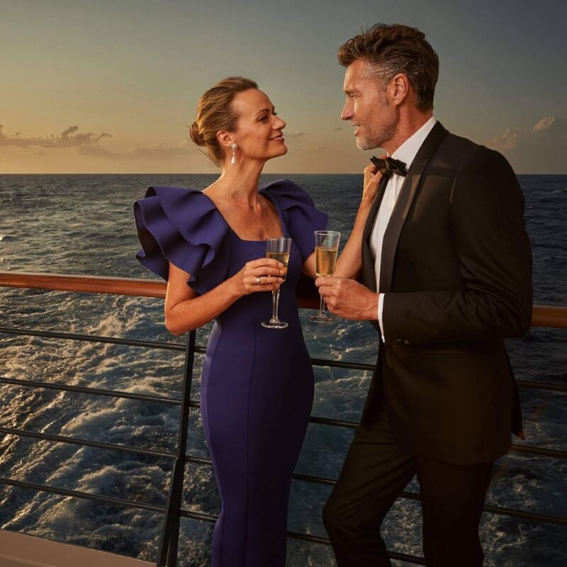 coppia elegante su compagnia crociera Cunard line