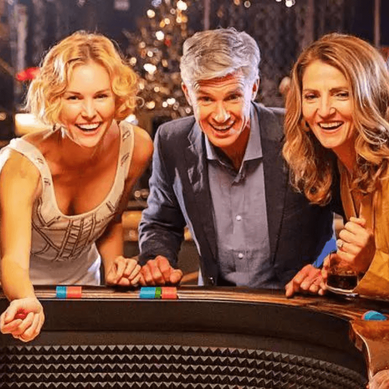 compagnia crociera holland america line con passeggeri a bordo nel casinò