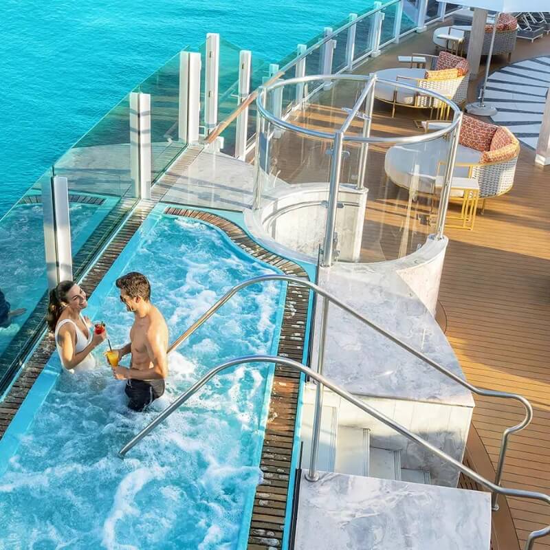 coppia in piscina a bordo della compagnia crociera norwegian cruise line