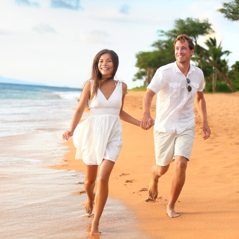 coppia sulla spiaggia in crociera viaggio di nozze