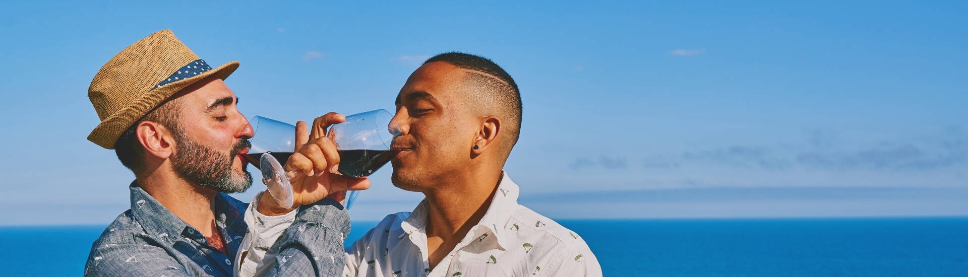 coppia gay con bevande in crociera