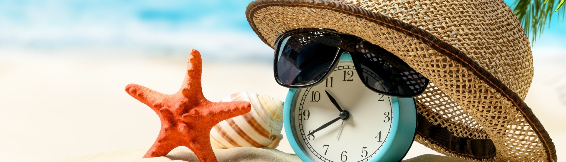 crociere last minute sveglia con occhiali e cappello