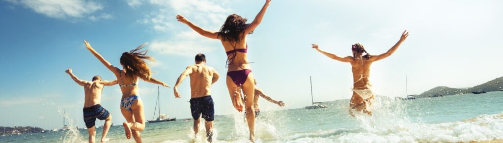 ragazzi al mare durante un'escursione in crociera di gruppo
