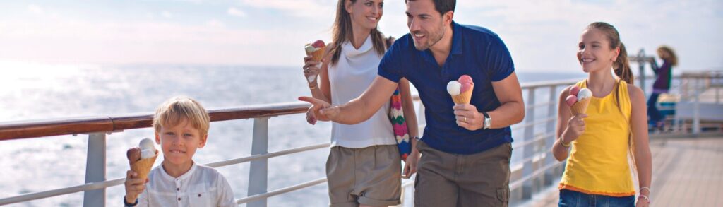 famiglia che mangia gelato a bordo di una crociera
