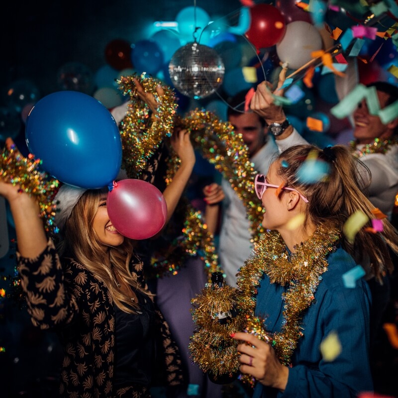 persone che festeggiano il capodanno in crociera