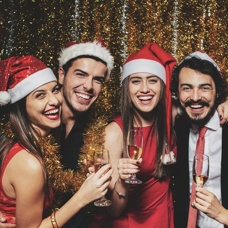 persone che festeggiano durante una crociera di natale