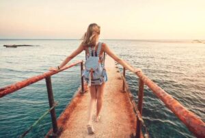 ragazza durante un escursione