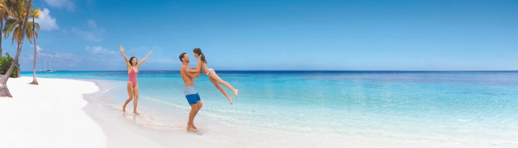 famiglia in spiaggia durante una crociera ai Caraibi
