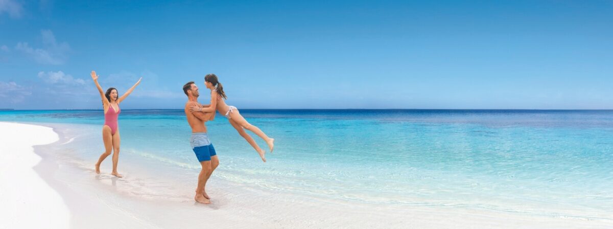 famiglia in spiaggia durante una crociera ai Caraibi