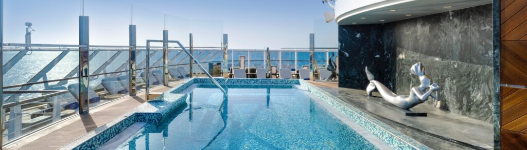 Piscina riservata allo yacht club a bordo di MSC Crociere