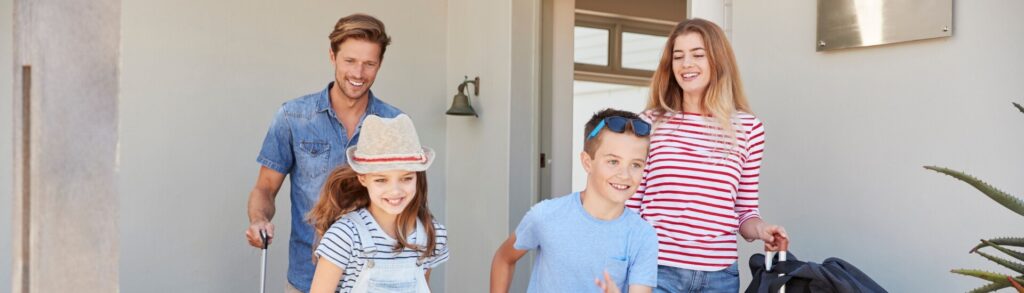 famiglia con le valigie pronta ad andare in vacanza