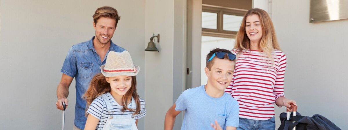 famiglia con le valigie pronta ad andare in vacanza