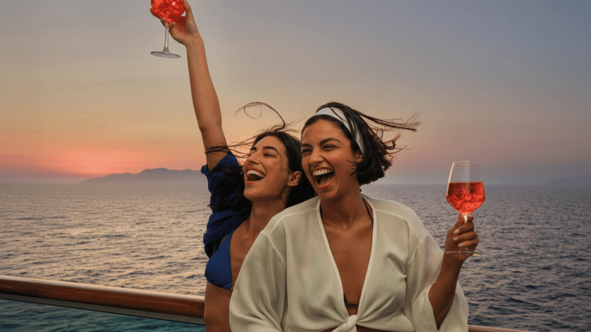 Ragazze con Aperol Spritz a bordo di Costa Crociere